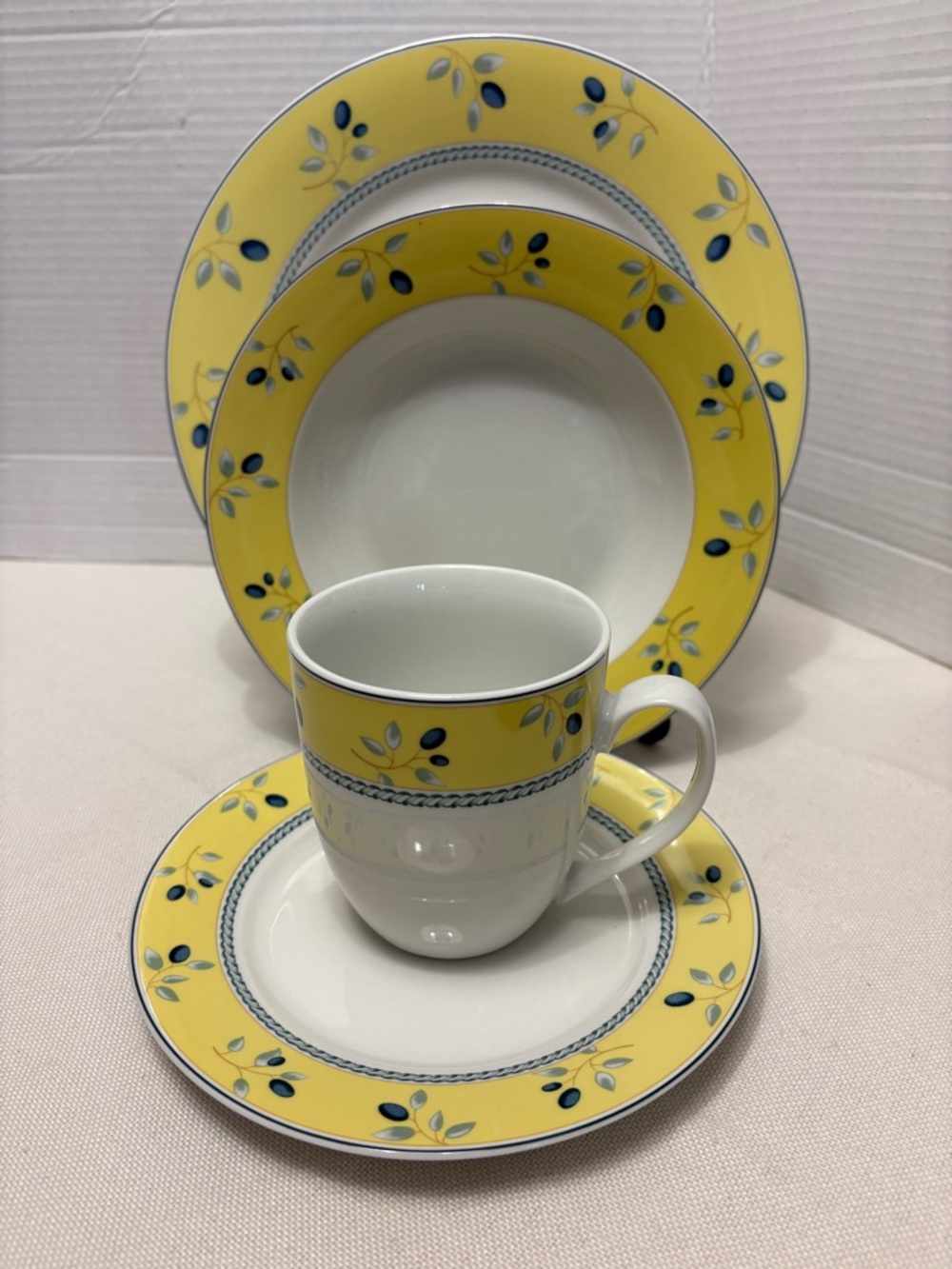 Royal Doulton Yellow Floral Porcelain Dinnerware Set . 2005 Blueberry pattern